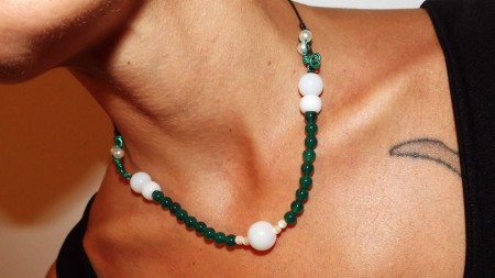 Girocollo con pietre verdi e bianche m con alberi della vita  su ogni etremità