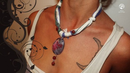 GALASSIA-FUORI CATALOGO  Collana in lana misto acrilico viola, grigia, con medaglione in giada e albero della vita in filo di alluminio viola.