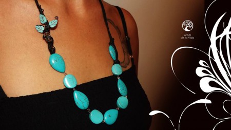 HALIA Collana con pietre dure turchese a forma di goccia e circolari. Albero creato con una perla in vetro per creare i tronco con una chioma di pietre dure turchese a forma di  foglia. Cordoncino in ecopelle nero