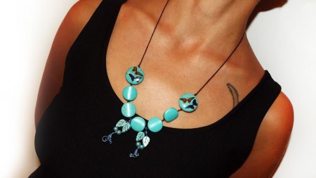 WENDY Collana lunga con turchese, con alle estremità pietre dipinte con farfalle, Pendenti realizzati con filo in alluminio azzurro, foglie in turchese e perle azzurre che foramno un albero  molto elegante