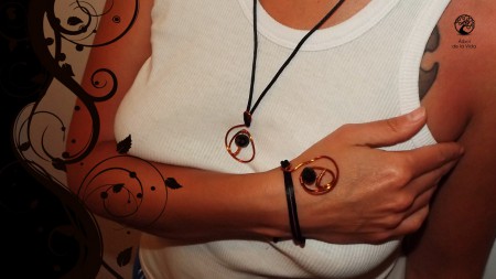 MR.BLACK  Collana e bracciale con cordoncino in coda di topo nera. Ciondolo in rame e semicristallo nero