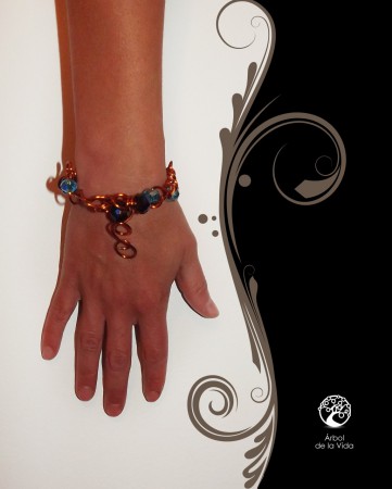 Bracciale charlot  Bracciale in rame e semicristalli azzurri e blu.  Interamente fatto a mano.