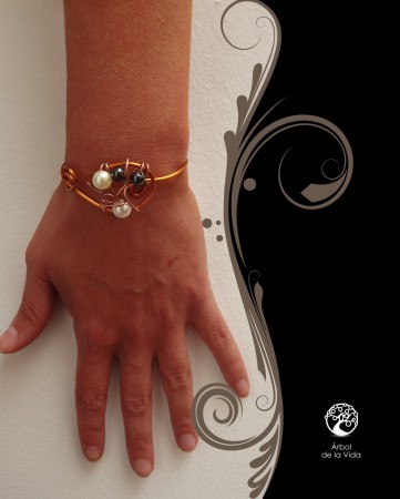 PAMELA  Bracciale in rame con albero della vita in fil di rame e perle banche e grigie. Aperto da un lato, regolabile ad ogni misura di polso
