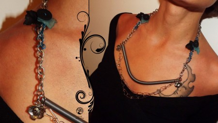 MARILU'  Collana con catena a maglie larghe color argento sulla quale si arrampica l'albero della vita realizzato con un bottone nero , due foglie una azzurra e una nera e filo in alluminio blu. Completa la collana una lunga molla dalla quale scende una c