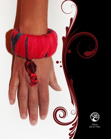 ABBY  Bracciale rigido realizzato con lana misto acrilico rossa e grigia. Ciondolo ci n perla in acrilico rosso scuro e albero della vita creato con filo in alluminio nero e perle in legno e acrilico rosse.