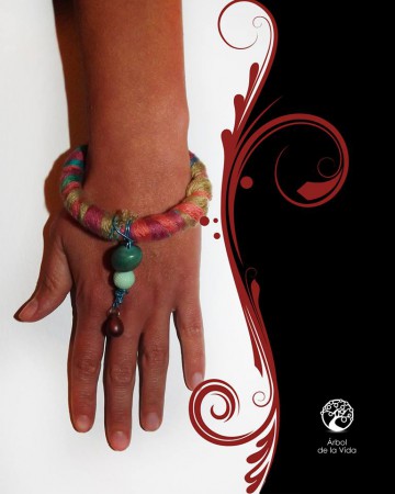 OENY Bracciale dai toni dell'arancione, verde acqua, verde acido e viola scuro, con pendente albero della vita con perla in legno verde /azzurro e acrilico