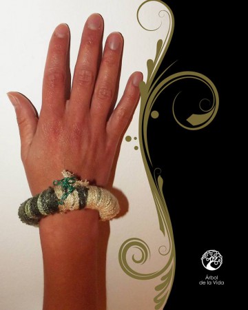 SAPHIRA Bracciale in stoffa verde e beige con albero della vita realizzato completamente a mano
