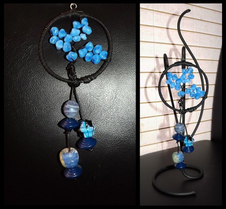  Acchiappasogni SEA  Acchiappasogni nero e blu..per andare incontro ai maschietti  Cerchio ricoperto in ecopelle nera. Albero creato con filo in alluminio nero e perle semitrasparenti blu molto irregolari  Circonferenza 8 cm, lungherzza tot.20 cm