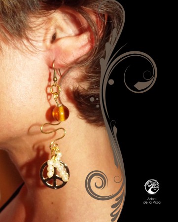 peace Orecchini con albero della vita realizzato con perla in vetro marrone e filo in ottone. Ciondolo simbolo della  pace con pendenti realizzati con perle bianche. materiali: ottone, vetro, acrilico metallo.