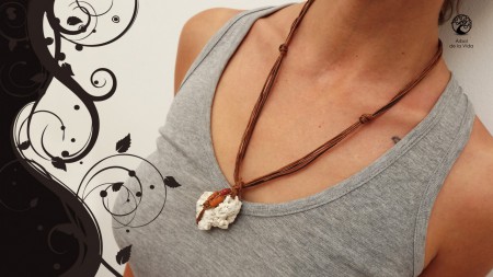 STONE Collana con cordini algodon , pietra canaria , albero della vita in algodon e perle marroni in gesso.  Chiusura con moschettone 