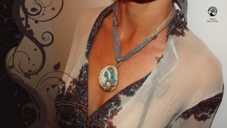 OCEANICA  Collana realizzata con filo in lana misto acrilico sui toni pastello dell'azzurro, marrone e viola. Ciondolo realizzato con conchiglia sulla quale ho creato l'albero della vita con corda naturale e pietre azzurre